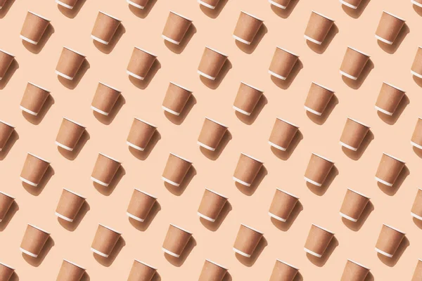 Bej arka planda tek kullanımlık bardaklar. Sıfır atık, kusursuz desen. Kirlilik ortamı. Duvar kağıdı, tekstil, arka plan, poster, kitap kapağı, kartpostallar için iyidir..