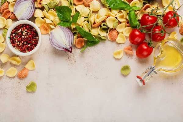 Rohe Orecchiette Mit Parmesan Und Tomaten Basilikum Knoblauch Und Auf — Stockfoto