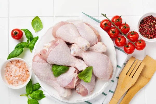 Carne Crua Frango Pronta Para Grelhar Pernas Churrasco Com Tomates — Fotografia de Stock