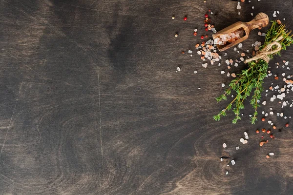 Ételfőzési Háttér Fűszerek Kakukkfüvet Fűszerezett Sót Borsot Raknak Fekete Palaasztalra — Stock Fotó