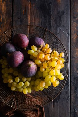 Eski moda konsept. Eski ahşap arka planda eski moda üzümler ve incirler. Üst görünüm.