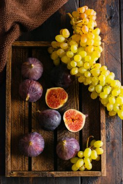 Eski moda konsept. Eski ahşap arka planda eski moda üzümler ve incirler. Üst görünüm.