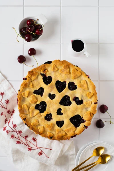 Sabroso Pastel Cereza Casero Con Corazones Sobre Fondo Cerámica Hermosa — Foto de Stock