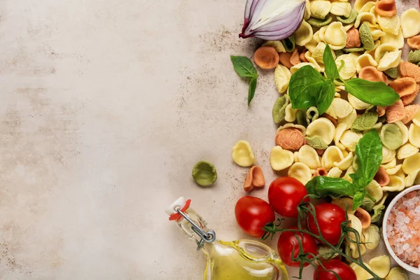 Rohe Orecchiette Mit Parmesan Tomaten Basilikum Knoblauch Und Auf Hellem — Stockfoto
