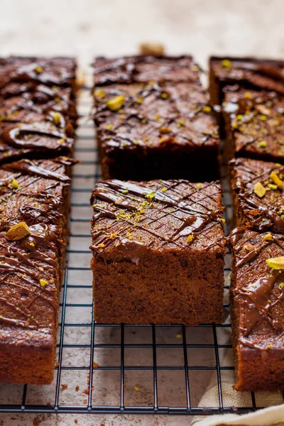 Chocolade Vierkanten Met Pistachenoten Aardbeien Wit Papier Een Lichte Achtergrond — Stockfoto