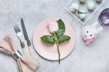 Paskalya sofrası, üzerinde taze pembe gül ve gri taş masa. Üst Manzara. Paskalya bayramı yemeği..