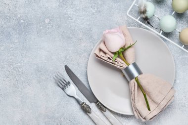 Paskalya sofrası, üzerinde taze pembe gül ve gri taş masa. Üst Manzara. Paskalya bayramı yemeği..