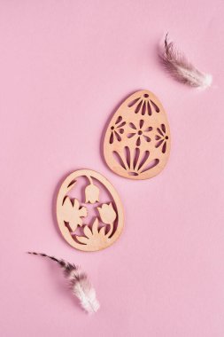 Pembe arka planda, yuvada açık mavi yumurtalar. Fotokopi alanı olan en az yaratıcı paskalya kompozisyonu. Model yap. Mutlu Paskalyalar Kartı. Üst görünüm.