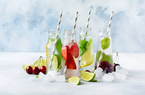 Много Бутылок Освежающим Летом Лимонад Лаймом Клубникой Вишней Огурцом Льдом — стоковое фото