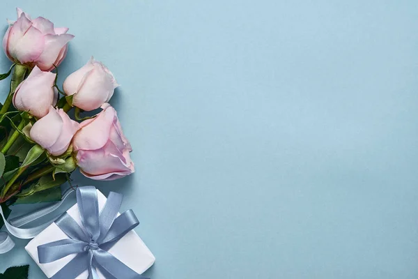 Bouquet Fleurs Roses Avec Ruban Boîte Cadeau Oeufs Pâques Sur — Photo