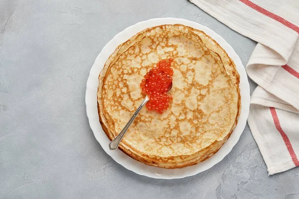 Crepes Panqueques Finos Panqueques Rusos Con Caviar Rojo Plato Gris —  Fotos de Stock
