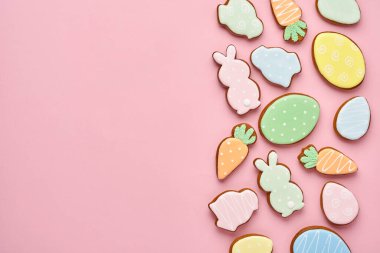 Renkli tavşanların, yumurtaların, tavukların ve havuçlu kurabiyelerin olduğu Paskalya tebrik kartı. Model yap. Pankart. Üst görünüm.