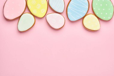 Renkli tavşanların, yumurtaların, tavukların ve havuçlu kurabiyelerin olduğu Paskalya tebrik kartı. Model yap. Pankart. Üst görünüm.