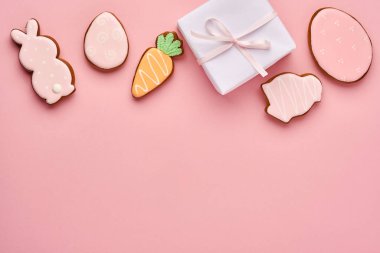 Renkli tavşanların, yumurtaların, tavukların ve havuçlu kurabiyelerin olduğu Paskalya tebrik kartı. Model yap. Pankart. Üst görünüm.