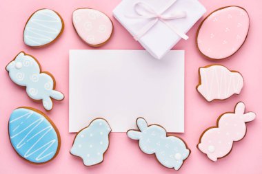 Renkli tavşanların, yumurtaların, tavukların ve havuçlu kurabiyelerin olduğu Paskalya tebrik kartı. Model yap. Pankart. Üst görünüm.