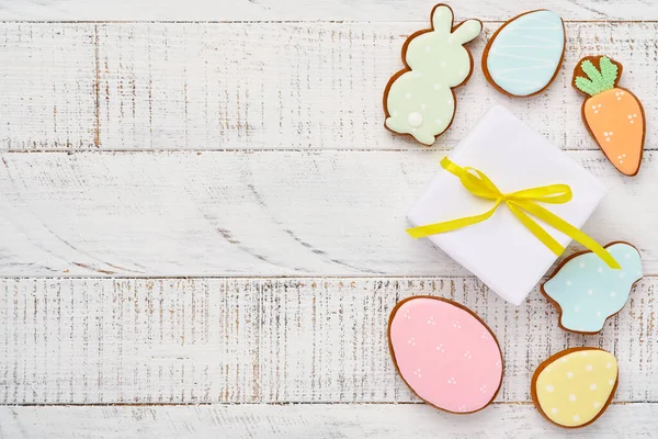 Tarjeta Felicitación Pascua Con Conejos Coloridos Huevos Gallinas Zanahorias Galletas — Foto de Stock