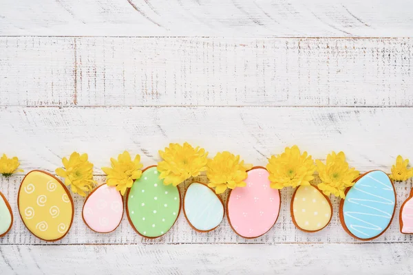 Tarjeta Felicitación Pascua Con Conejos Coloridos Huevos Gallinas Zanahorias Galletas —  Fotos de Stock