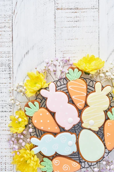 Tarjeta Felicitación Pascua Con Conejos Coloridos Huevos Gallinas Zanahorias Galletas — Foto de Stock