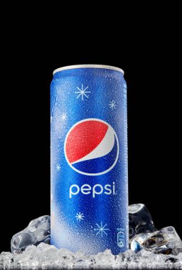 MOGILEV, BELARUS - 29 Ocak 2021: Pepsi konservesi siyah zemin üzerinde buzlu kola, PepsiCo tarafından üretilen karbonatlı bir meşrubat. 1893 'te yaratıldı.