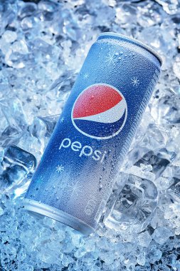 MOGILEV, BELARUS FEBRUARY 13 Şubat 2021: Buzlu Pepsi Kola, PepsiCo tarafından üretilen karbonatlı bir meşrubat. 1893 'te yaratıldı.