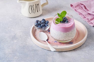 Yabanmersinli puding ve sağlıklı kahvaltı için hazırlanmış taze böğürtlen. Seçici odak.