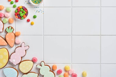 Paskalya pişirme geçmişi. Geleneksel bayram yemekleri pişirme kavramı Paskalya zencefilli ekmeği ve beyaz arka planda ekmek. Bahar pişirme zamanı. Metin için boşluk.