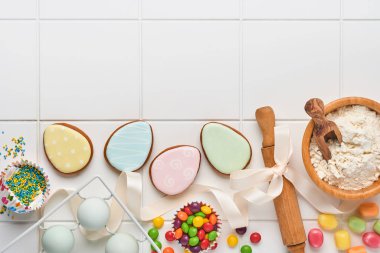 Paskalya pişirme geçmişi. Geleneksel bayram yemekleri pişirme kavramı Paskalya zencefilli ekmeği ve beyaz arka planda ekmek. Bahar pişirme zamanı. Metin için boşluk.