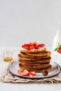 Kahvaltı için süzme peynirli, ballı ve çilekli bir yığın Fransız tostu. Seçici odak