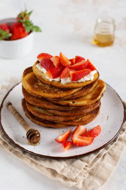 Kahvaltı için süzme peynirli, ballı ve çilekli bir yığın Fransız tostu. Seçici odak