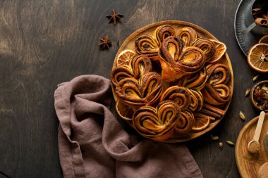 Eski moda bir kalp şeklinde tatlı ev yapımı tarçınlı rulo. Yeni yıl havası. Geleneksel İsveç çörekleri. Seçici odak