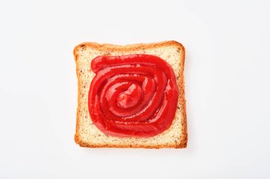 Ketçaplı ekmek dilimi beyaza izole edilmiş. Çoklu tahıllı ekmek dilimi tost için alçı domates sosu. Üst görünüm veya düz uzanma.