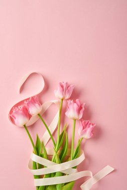 Pembe lale çiçekleri pembe arka planda. Tebrik kartı. Kopyalama alanı ile.