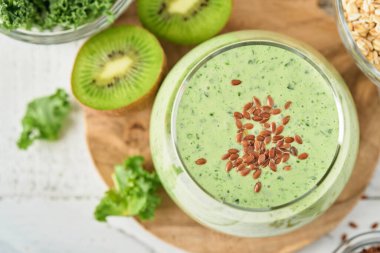 Lahana, ıspanak ve kiviyle detoks yeşil smoothie açık gri kayrak, taş veya beton arka plan. Kopyalama alanı olan üst görünüm.