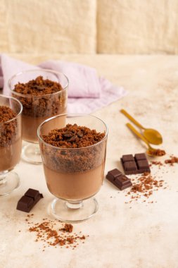 Hafif kayrak, taş ya da beton arka planda cam kavanozlarda çikolatalı mus. Lezzetli tatlı. Seçici odak