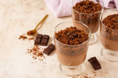 Hafif kayrak, taş ya da beton arka planda cam kavanozlarda çikolatalı mus. Lezzetli tatlı. Seçici odak