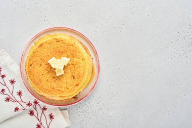 Krep ya da tereyağlı ve ahududu reçelli ince krepler eski gri beton arka planda güzel bir seramik tabakta. Üst görünüm, boşluğu kopyala. Kahvaltı ya da tatlı için ev yapımı ince krep..