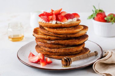 Kahvaltı için süzme peynirli, ballı ve çilekli bir yığın Fransız tostu. Seçici odak