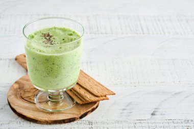 Lahana, ıspanak ve kiviyle detoks yeşil smoothie açık gri kayrak, taş veya beton arka plan. Kopyalama alanı olan üst görünüm.