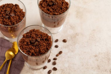 Hafif kayrak, taş ya da beton arka planda cam kavanozlarda brovnili leziz tatlı çikolatalı mus. Seçici odak