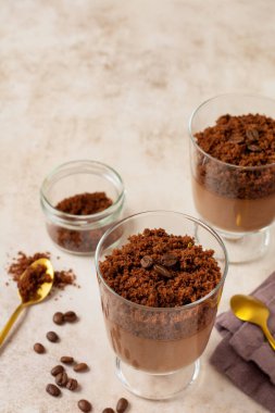 Hafif kayrak, taş ya da beton arka planda cam kavanozlarda brovnili leziz tatlı çikolatalı mus. Seçici odak