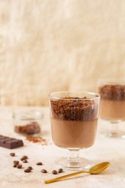 Hafif kayrak, taş ya da beton arka planda cam kavanozlarda brovnili leziz tatlı çikolatalı mus. Seçici odak