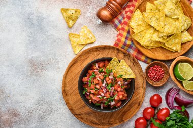 Geleneksel Meksika domates sosu. Nacho, domates, şili, sarımsak, soğan ve hafif taşlı arkaplan. Latin Amerika ve Meksika yemekleri kavramı. Model.