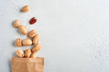 Fındıklı cevizli kâğıt torba, beyaz arka plan ve fotokopi alanı. Atıştırmalık vejetaryen şekersiz yemek..