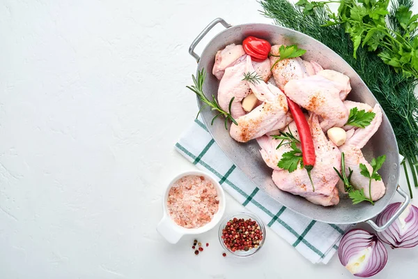 Asas Frango Cru Uma Tigela Branca Com Especiarias Ingredientes Para — Fotografia de Stock