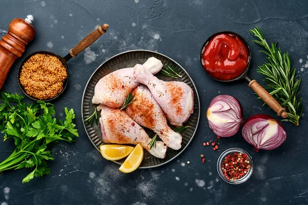 Baquetas Frango Cru Com Ingredientes Para Cozinhar Fundo Pedra Preta — Fotografia de Stock