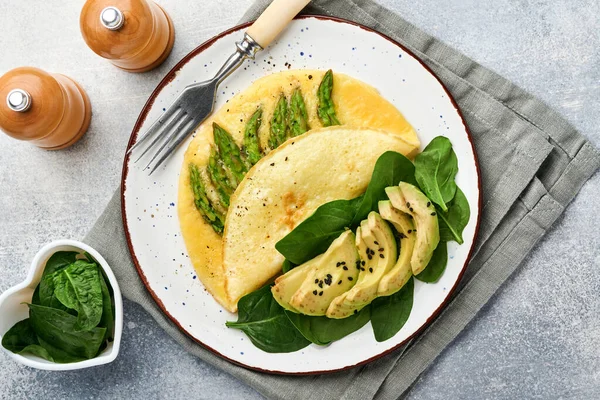 Omelette Omelette Farcie Asperges Avocats Feuilles Épinards Pour Petit Déjeuner — Photo