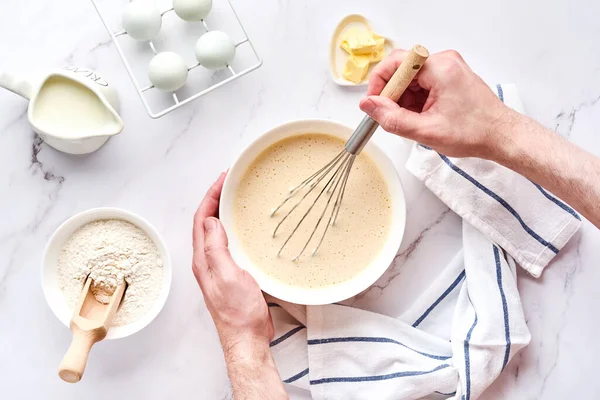 이손으로 집에서 팬케이크를 만들어 식사를 손으로 후려치는걸좋아 식탁의 재료들 밀가루 — 스톡 사진