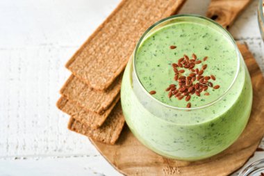 Lahana, ıspanak ve kiviyle detoks yeşil smoothie açık gri kayrak, taş veya beton arka plan. Kopyalama alanı olan üst görünüm.