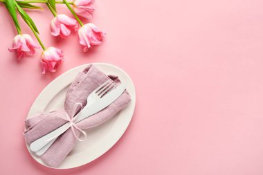 Pembe masa üzerinde çiçek dekoru olan masa ayarı. Paskalya Paskalya yemeği. Model yap. Üst görünüm.