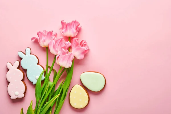 Pink Tulips Easter Gingerbread Eggs Located Row Pink Background Floral — Stock Photo, Image